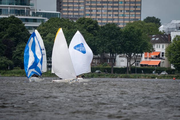 Team Garda Girls auf Boot 17 in Rennen 62 Helga Cup 2026 Segelregatta auf der Hamburger Außenalster, Hamburg Hamburg Deutschland Außenalster