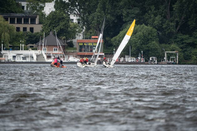 Team Garda Girls auf Boot 17 in Rennen 62 Helga Cup 2026 Segelregatta auf der Hamburger Außenalster, Hamburg Hamburg Deutschland Außenalster