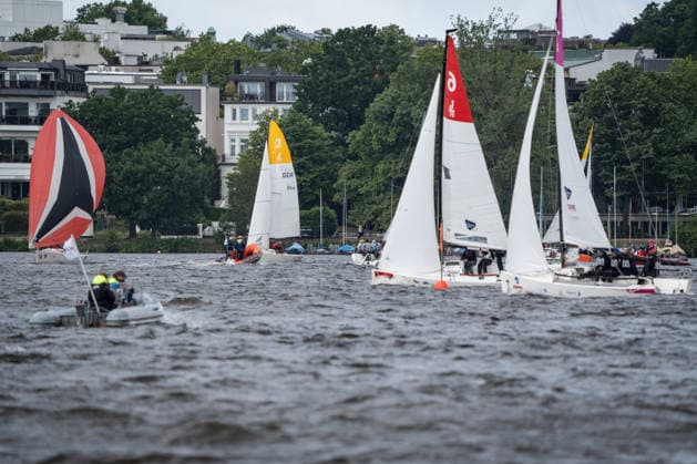 Team Garda Girls auf Boot 17 in Rennen 62 Helga Cup 2026 Segelregatta auf der Hamburger Außenalster, Hamburg Hamburg Deutschland Außenalster