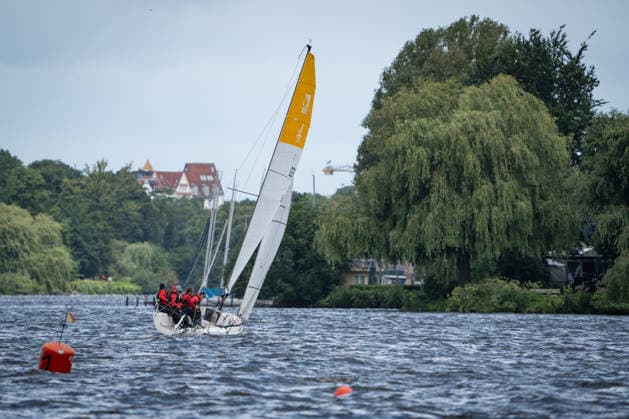 Team Garda Girls auf Boot 17 in Rennen 62 Helga Cup 2026 Segelregatta auf der Hamburger Außenalster, Hamburg Hamburg Deutschland Außenalster