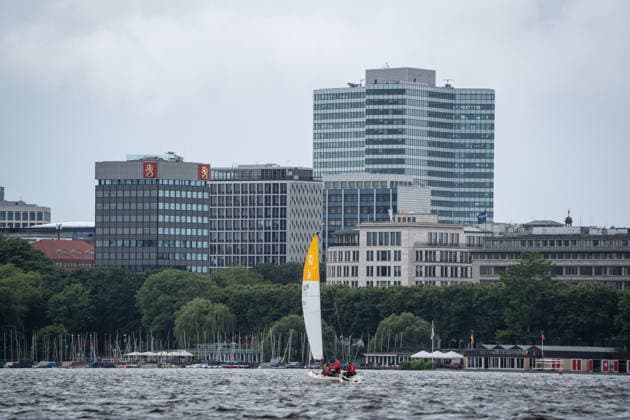 Team Garda Girls auf Boot 17 in Rennen 62 Helga Cup 2026 Segelregatta auf der Hamburger Außenalster, Hamburg Hamburg Deutschland Außenalster