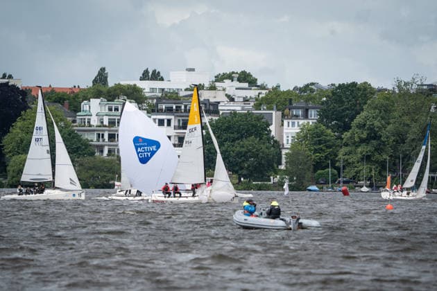 Team Garda Girls auf Boot 17 in Rennen 62 Helga Cup 2026 Segelregatta auf der Hamburger Außenalster, Hamburg Hamburg Deutschland Außenalster