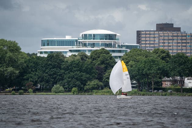 Team Garda Girls auf Boot 17 in Rennen 62 Helga Cup 2026 Segelregatta auf der Hamburger Außenalster, Hamburg Hamburg Deutschland Außenalster