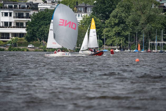 Team Garda Girls auf Boot 17 in Rennen 62 Helga Cup 2026 Segelregatta auf der Hamburger Außenalster, Hamburg Hamburg Deutschland Außenalster