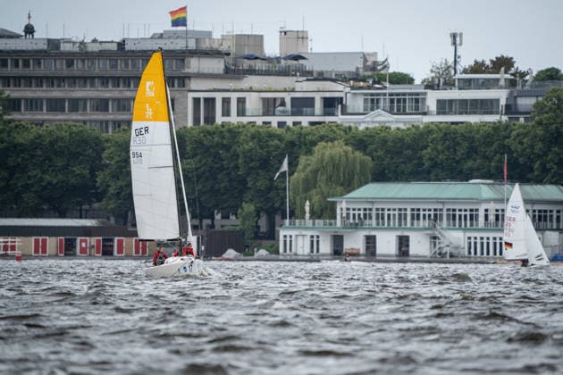 Team Garda Girls auf Boot 17 in Rennen 62 Helga Cup 2026 Segelregatta auf der Hamburger Außenalster, Hamburg Hamburg Deutschland Außenalster