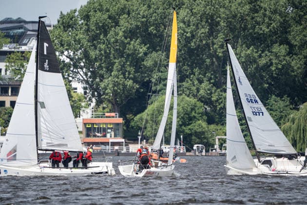 Team Garda Girls auf Boot 17 in Rennen 62 Helga Cup 2026 Segelregatta auf der Hamburger Außenalster, Hamburg Hamburg Deutschland Außenalster