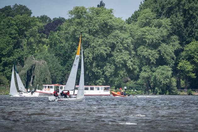 Team Garda Girls auf Boot 17 in Rennen 62 Helga Cup 2026 Segelregatta auf der Hamburger Außenalster, Hamburg Hamburg Deutschland Außenalster