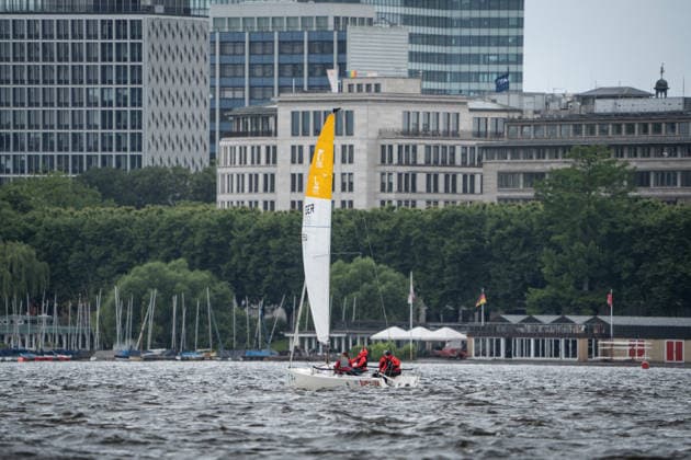 Team Garda Girls auf Boot 17 in Rennen 62 Helga Cup 2026 Segelregatta auf der Hamburger Außenalster, Hamburg Hamburg Deutschland Außenalster