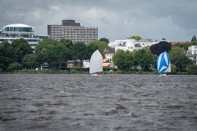 Team Garda Girls auf Boot 17 in Rennen 62 Helga Cup 2026 Segelregatta auf der Hamburger Außenalster, Hamburg Hamburg Deutschland Außenalster