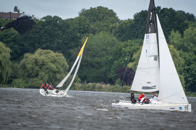 Team Garda Girls auf Boot 17 in Rennen 62 Helga Cup 2026 Segelregatta auf der Hamburger Außenalster, Hamburg Hamburg Deutschland Außenalster