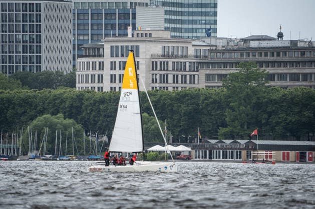 Team Garda Girls auf Boot 17 in Rennen 62 Helga Cup 2026 Segelregatta auf der Hamburger Außenalster, Hamburg Hamburg Deutschland Außenalster