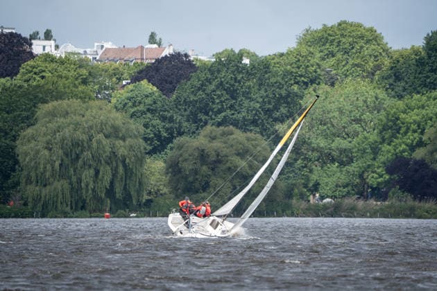 Team Garda Girls auf Boot 17 in Rennen 62 Helga Cup 2026 Segelregatta auf der Hamburger Außenalster, Hamburg Hamburg Deutschland Außenalster
