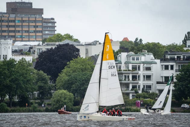 Team Garda Girls auf Boot 17 in Rennen 62 Helga Cup 2026 Segelregatta auf der Hamburger Außenalster, Hamburg Hamburg Deutschland Außenalster