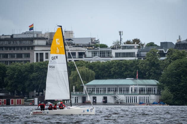 Team Garda Girls auf Boot 17 in Rennen 62 Helga Cup 2026 Segelregatta auf der Hamburger Außenalster, Hamburg Hamburg Deutschland Außenalster