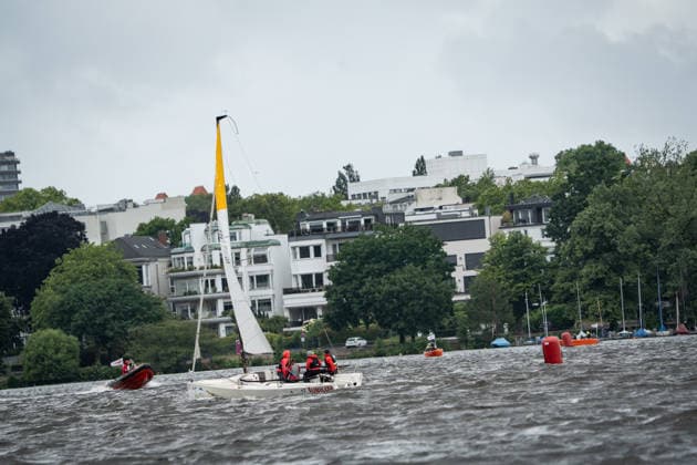 Team Garda Girls auf Boot 17 in Rennen 62 Helga Cup 2026 Segelregatta auf der Hamburger Außenalster, Hamburg Hamburg Deutschland Außenalster