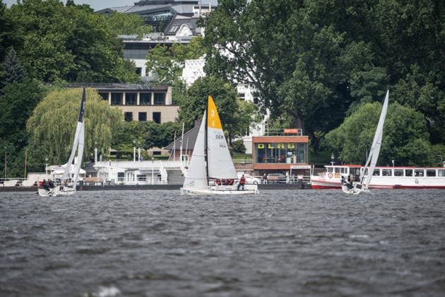 Team Garda Girls auf Boot 17 in Rennen 62 Helga Cup 2026 Segelregatta auf der Hamburger Außenalster, Hamburg Hamburg Deutschland Außenalster