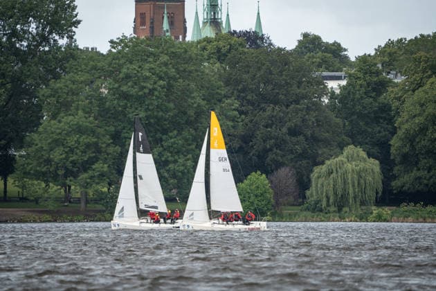Team Garda Girls auf Boot 17 in Rennen 62 Helga Cup 2026 Segelregatta auf der Hamburger Außenalster, Hamburg Hamburg Deutschland Außenalster