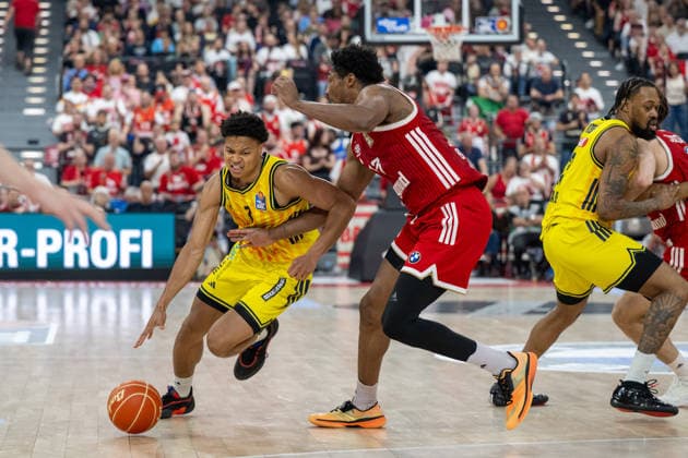 Jack Kayil 7 (Alba Berlin) im Zweikampf mit David McCormack 33 (FC Bayern Basketball), FC Bayern Basketball vs. Alba Berlin, BBL, Finale 2, 14.06.2026 Muenchen Bayern Deutschland