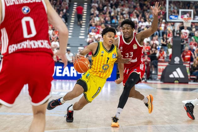 Jack Kayil 7 (Alba Berlin) im Zweikampf mit David McCormack 33 (FC Bayern Basketball), FC Bayern Basketball vs. Alba Berlin, BBL, Finale 2, 14.06.2026 Muenchen Bayern Deutschland