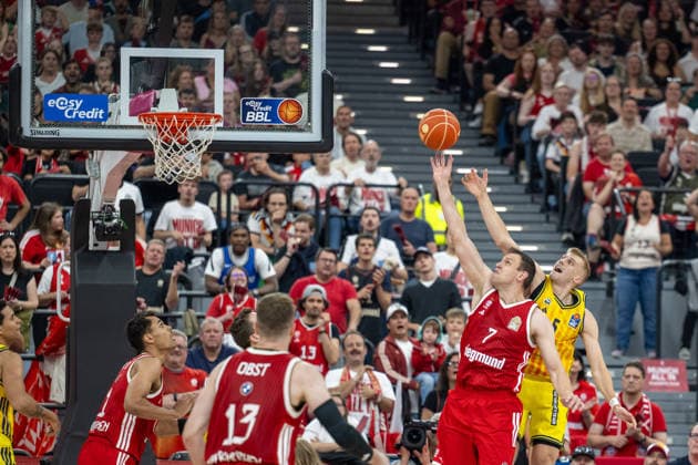 Johannes Voigtmann 7 (FC Bayern Basketball) im Zweikampf mit Sam Griesel 5 (Alba Berlin), FC Bayern Basketball vs. Alba Berlin, BBL, Finale 2, 14.06.2026 Muenchen Bayern Deutschland