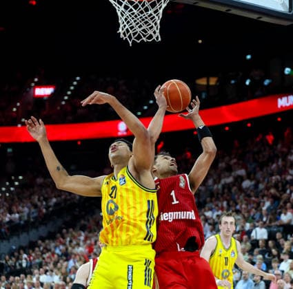 Oscar da Silva (FC Bayern Basketball, 01) mit Ball unter dem Korb im Zweikampf mit Justuz Hollatz (FC Bayern Basketball, 21), GER, FC Bayern Basketball vs. Alba Berlin, Basketball, easycredit Basketball Bundesliga, Playoffs, Finale, Spiel 2, Saison 2025 2026, 14.06.2026, GER, FC Bayern Basketball vs. Alba Berlin, Basketball, easycredit Basketball Bundesliga, Playoffs, Finale, Spiel 2, Saison 2025 2026, 14.06.2026 Muenchen