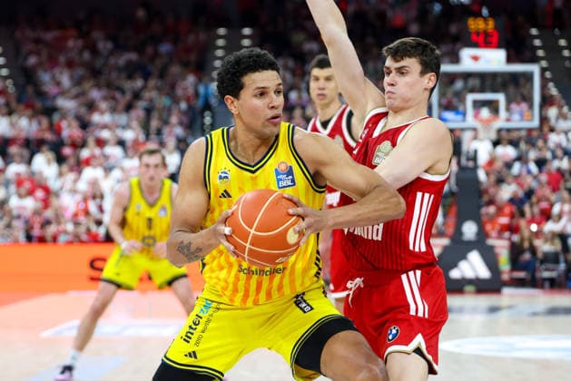 Michael Rataj (Alba Berlin, 21) mit Ball mit Nenad Dimitrijevic (FC Bayern Basketball, 00), GER, FC Bayern Basketball vs. Alba Berlin, Basketball, easycredit Basketball Bundesliga, Playoffs, Finale, Spiel 2, Saison 2025 2026, 14.06.2026, GER, FC Bayern Basketball vs. Alba Berlin, Basketball, easycredit Basketball Bundesliga, Playoffs, Finale, Spiel 2, Saison 2025 2026, 14.06.2026 Muenchen