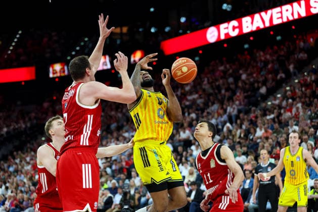 Jwan Roberts (Alba Berlin, 13) mit Johannes Voigtmann (FC Bayern Basketball, 07), mit Vladimir Lucic (FC Bayern Basketball, 11), GER, FC Bayern Basketball vs. Alba Berlin, Basketball, easycredit Basketball Bundesliga, Playoffs, Finale, Spiel 2, Saison 2025 2026, 14.06.2026, GER, FC Bayern Basketball vs. Alba Berlin, Basketball, easycredit Basketball Bundesliga, Playoffs, Finale, Spiel 2, Saison 2025 2026, 14.06.2026 Muenchen