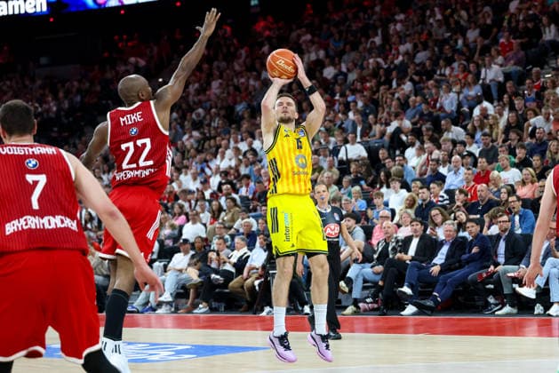 Martin Hermannsson (Alba Berlin, 15) mit Ball mit Isiaha Mike (FC Bayern Basketball, 22), GER, FC Bayern Basketball vs. Alba Berlin, Basketball, easycredit Basketball Bundesliga, Playoffs, Finale, Spiel 2, Saison 2025 2026, 14.06.2026, GER, FC Bayern Basketball vs. Alba Berlin, Basketball, easycredit Basketball Bundesliga, Playoffs, Finale, Spiel 2, Saison 2025 2026, 14.06.2026 Muenchen