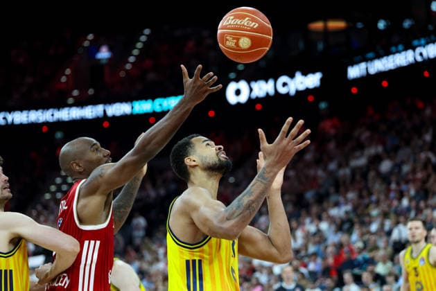 Norris Agbakoko (Alba Berlin, 17) mit Isiaha Mike (FC Bayern Basketball, 22), GER, FC Bayern Basketball vs. Alba Berlin, Basketball, easycredit Basketball Bundesliga, Playoffs, Finale, Spiel 2, Saison 2025 2026, 14.06.2026, GER, FC Bayern Basketball vs. Alba Berlin, Basketball, easycredit Basketball Bundesliga, Playoffs, Finale, Spiel 2, Saison 2025 2026, 14.06.2026 Muenchen