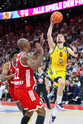 Martin Hermannsson (Alba Berlin, 15) mit Ball, mit Isiaha Mike (FC Bayern Basketball, 22), GER, FC Bayern Basketball vs. Alba Berlin, Basketball, easycredit Basketball Bundesliga, Playoffs, Finale, Spiel 2, Saison 2025 2026, 14.06.2026, GER, FC Bayern Basketball vs. Alba Berlin, Basketball, easycredit Basketball Bundesliga, Playoffs, Finale, Spiel 2, Saison 2025 2026, 14.06.2026 Muenchen