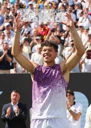 Stuttgart , Tennis , BOSS Open Finale , Sieger Ben Shelton (USA) mit Pokal bei der Siegerehrung