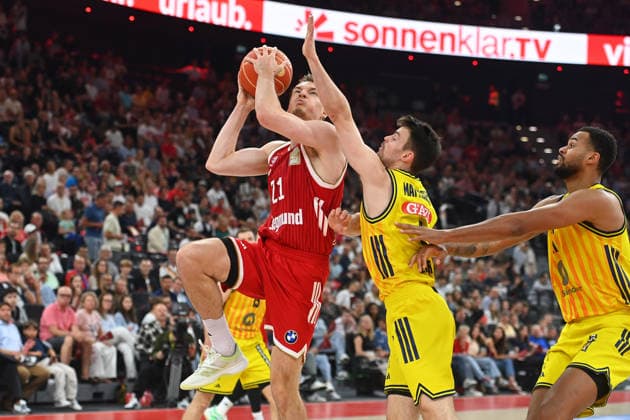 Justus HOLLATZ (FCB), Aktion,Zweikampf gegen Jonas MATTISSECK (Alba Berlin), re:Moses WOOD (Berlin) Basketball BBL,Saison 2025 2026 Play Off Finale Spiel 2, FC Bayern Muenchen - Alba Berlin am 14.06.2026 S A P G A R D EN