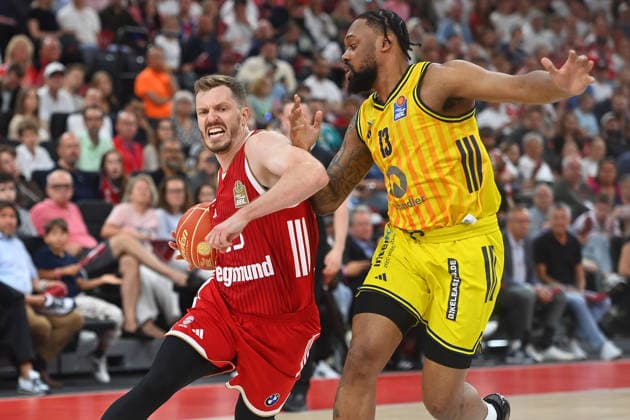 Andreas OBST (FCB), Aktion,Zweikampf gegen J Wan ROBERTS (Berlin). Basketball BBL,Saison 2025 2026 Play Off Finale Spiel 2, FC Bayern Muenchen - Alba Berlin am 14.06.2026 S A P G A R D EN