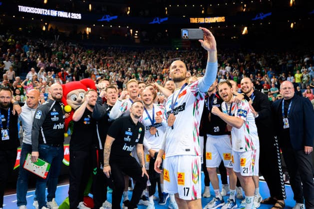 Koeln, Deutschland: Handball EHF CL Final 4 - Spiel Platz 3 - Aalborg Handbold - SC Magdeburg Tim Hornke (SC Magdeburg) mit dem Handy, Teamfoto, Schlussjubel Schlußjubel Emotion Freude Koeln Lanxess Arena Nordrhein-Westfalen Deutschland