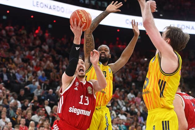 Andreas OBST (FCB), Aktion,Zweikampf gegen J Wan ROBERTS (Berlin). Basketball BBL,Saison 2025 2026 Play Off Finale Spiel 2, FC Bayern Muenchen - Alba Berlin am 14.06.2026 S A P G A R D EN