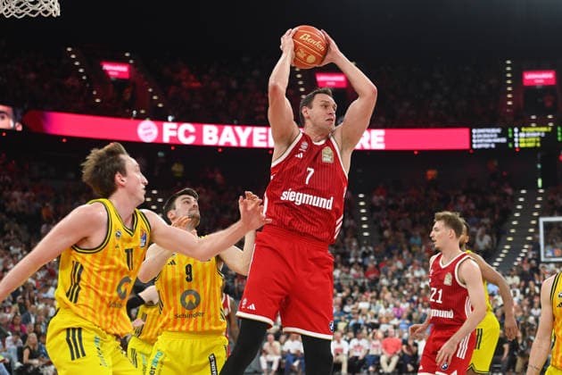 Johannes VOIGTMANN (FCB), Aktion,Zweikampf gegen Jonas MATTISSECK (Alba Berlin) und Moses WOOD (Berlin). Basketball BBL,Saison 2025 2026 Play Off Finale Spiel 2, FC Bayern Muenchen - Alba Berlin am 14.06.2026 S A P G A R D EN