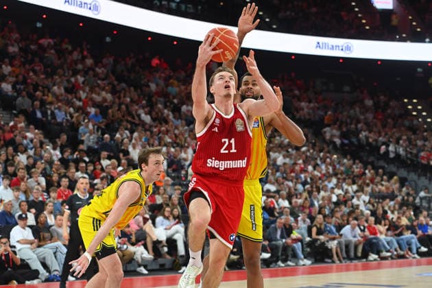 Justus HOLLATZ (FCB), Aktion,Zweikampf gegen Norris AGBAKOKO (Berlin). Basketball BBL,Saison 2025 2026 Play Off Finale Spiel 2, FC Bayern Muenchen - Alba Berlin am 14.06.2026 S A P G A R D EN