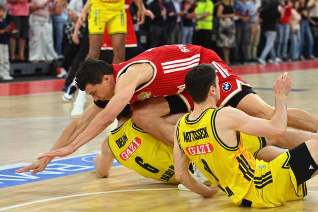 VLADIMIR LUCIC (FCB) faellt ueber Malte DELOW (Alba Berlin) und Jonas MATTISSECK (Alba Berlin). Basketball BBL,Saison 2025 2026 Play Off Finale Spiel 2, FC Bayern Muenchen - Alba Berlin am 14.06.2026 S A P G A R D EN