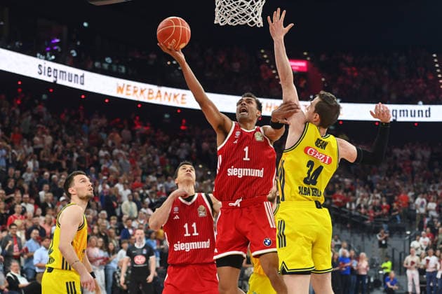 Oscar DA SILVA (FCB), Aktion,Zweikampf gegen Jusatin BEAN (Alba Berlin). Basketball BBL,Saison 2025 2026 Play Off Finale Spiel 2, FC Bayern Muenchen - Alba Berlin am 14.06.2026 S A P G A R D EN