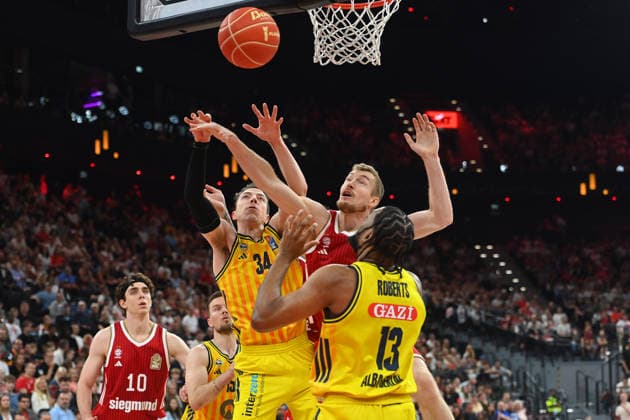 v.li:Jusatin BEAN (Alba Berlin), Niels GIFFEY (FCB). J Wan ROBERTS (Berlin). Aktion,Zweikampf. Basketball BBL,Saison 2025 2026 Play Off Finale Spiel 2, FC Bayern Muenchen - Alba Berlin am 14.06.2026 S A P G A R D EN