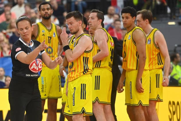 Berliner Spieler v.li:Norris AGBAKOKO (Berlin),Martin HERMANNSSON (Berlin),Jusatin BEAN (Alba Berlin),Jack KAYIL (Alba Berlin), Moses WOOD (Berlin), Enttaeuschung,Frust,enttaeuscht, frustriert,niedergeschlagen, Basketball BBL,Saison 2025 2026 Play Off Finale Spiel 2, FC Bayern Muenchen - Alba Berlin am 14.06.2026 S A P G A R D EN