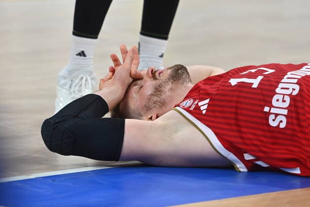 Andreas OBST (FCB), am Boden,mit Schmerzen. Enttaeuschung,Frust,enttaeuscht, frustriert,niedergeschlagen, Basketball BBL,Saison 2025 2026 Play Off Finale Spiel 2, FC Bayern Muenchen - Alba Berlin am 14.06.2026 S A P G A R D EN