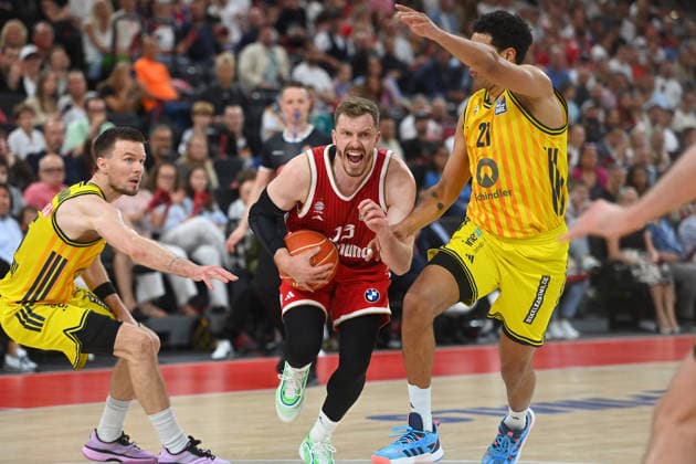 v.li:Martin HERMANNSSON (Berlin), Andreas OBST (FCB), Michale RATAJ (Alba Berlin), Aktion,Zweikampf. Basketball BBL,Saison 2025 2026 Play Off Finale Spiel 2, FC Bayern Muenchen - Alba Berlin am 14.06.2026 S A P G A R D EN