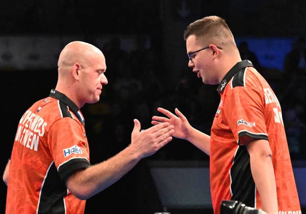 14.06.2026, xhbx, Dart World Cup of Darts 2026, v.l. Michael van Gerwen (Niederlande), Gian van Veen (Niederlande) jubeln jubelt nach Spielende. (DFL DFB REGULATIONS PROHIBIT ANY USE OF PHOTOGRAPHS as IMAGE SEQUENCES and or QUASI-VIDEO) Frankfurt
