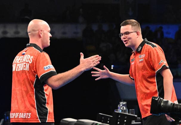 14.06.2026, xhbx, Dart World Cup of Darts 2026, v.l. Michael van Gerwen (Niederlande), Gian van Veen (Niederlande) jubeln jubelt nach Spielende. (DFL DFB REGULATIONS PROHIBIT ANY USE OF PHOTOGRAPHS as IMAGE SEQUENCES and or QUASI-VIDEO) Frankfurt