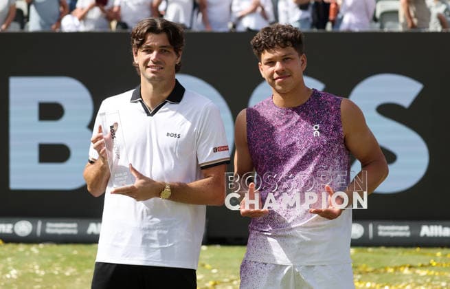 Stuttgart , Tennis , BOSS Open Finale , v.l. Taylor Fritz und Ben Shelton (USA) bei der Siegerehrung