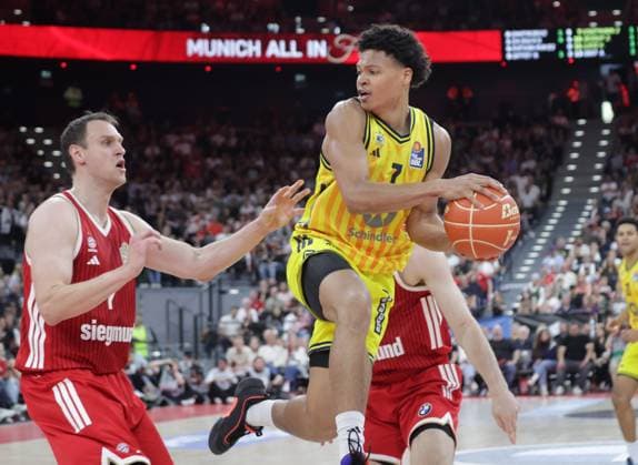 Berlins 7 KAYIL vs Bayerns 7 Johannes VOIGTMANN. Basketball, Bayern - Berlin. Bundesliga, FC Bayern Basketball - Alba Berlin, Playoff Finale, 2.Spiel, Saison 2025-2026, 14.06.2026, in Muenchen, S A P G A R D E N, Deutschland. Quelle Copyright Credit : Oryk HAIST