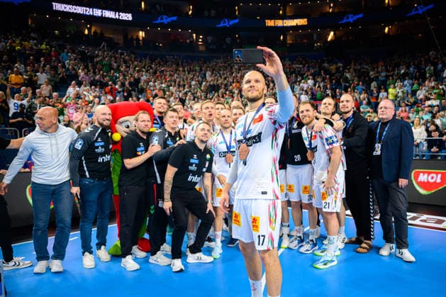 Koeln, Deutschland: Handball EHF CL Final 4 - Spiel Platz 3 - Aalborg Handbold - SC Magdeburg Tim Hornke (SC Magdeburg) macht das Teamfoto, Schlussjubel Schlußjubel Emotion Freude Koeln Lanxess Arena Nordrhein-Westfalen Deutschland *** Cologne, Germany Handball EHF CL Final 4 Match 3rd place Aalborg Handbold SC Magdeburg Tim Hornke SC Magdeburg takes the team photo, final cheer Final cheer Emotion Joy Cologne Lanxess Arena North Rhine-Westphalia Germany