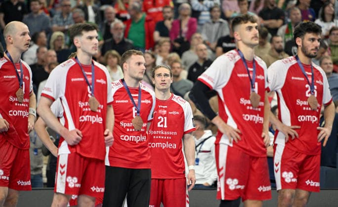 Juri Knorr (AH) enttaeuscht bei der Siegerehrung, v.l. Simon HALD (AH), Patrick Anderson (AH), Alec Smit (AH), Juri Knorr (AH), Mads HOXER (AH), Marinus Munk (AH) Handball Champions League Final Four 2026, Spiel um Platz 3., Aalborg Handbold (AH) - SC Magdeburg (MD), am 14.06.2026 in Koeln Deutschland. Â