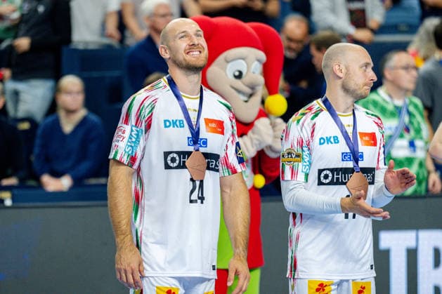 Köln, 12.05.2026, Handball, Herren, EHF Champions League Men 2025 26, Spiel um Platz 3, Aalborg Handball - SC Magdeburg Christian O Sullivan (SC Magdeburg, 24) strahlt nach der Übergabe der Medaillen